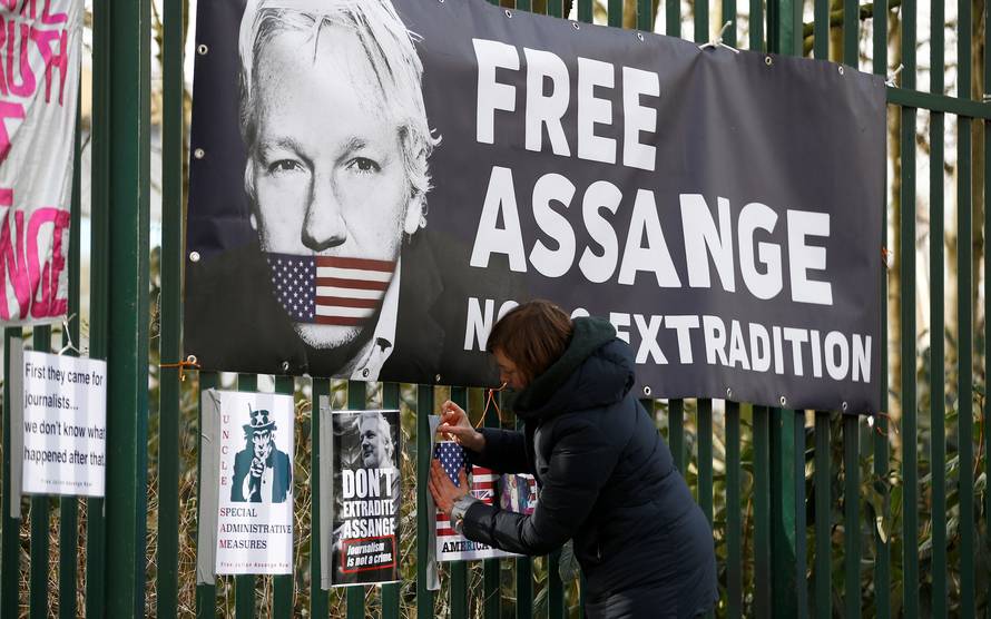 Hearing to decide whether Assange should be extradited to U.S. in London