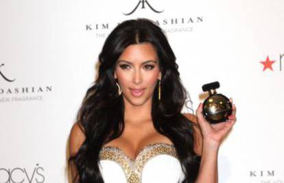Simbol luksuza: K. Kardashian promovirala svoj novi parfem