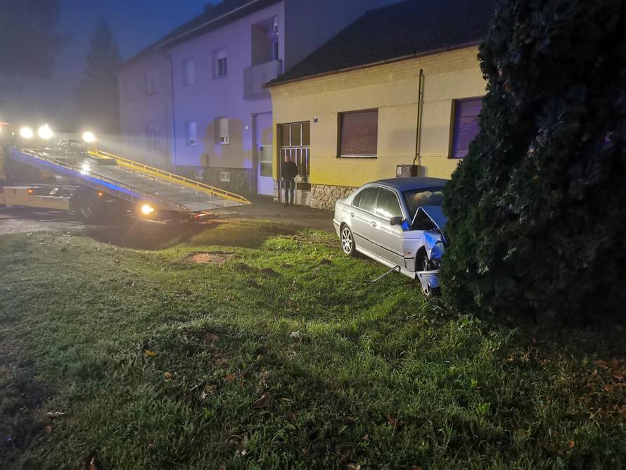 Pijan i bez dozvole tinejdžer (18) divljao po cesti: Završio u kanalu i oštetio drugo vozilo...