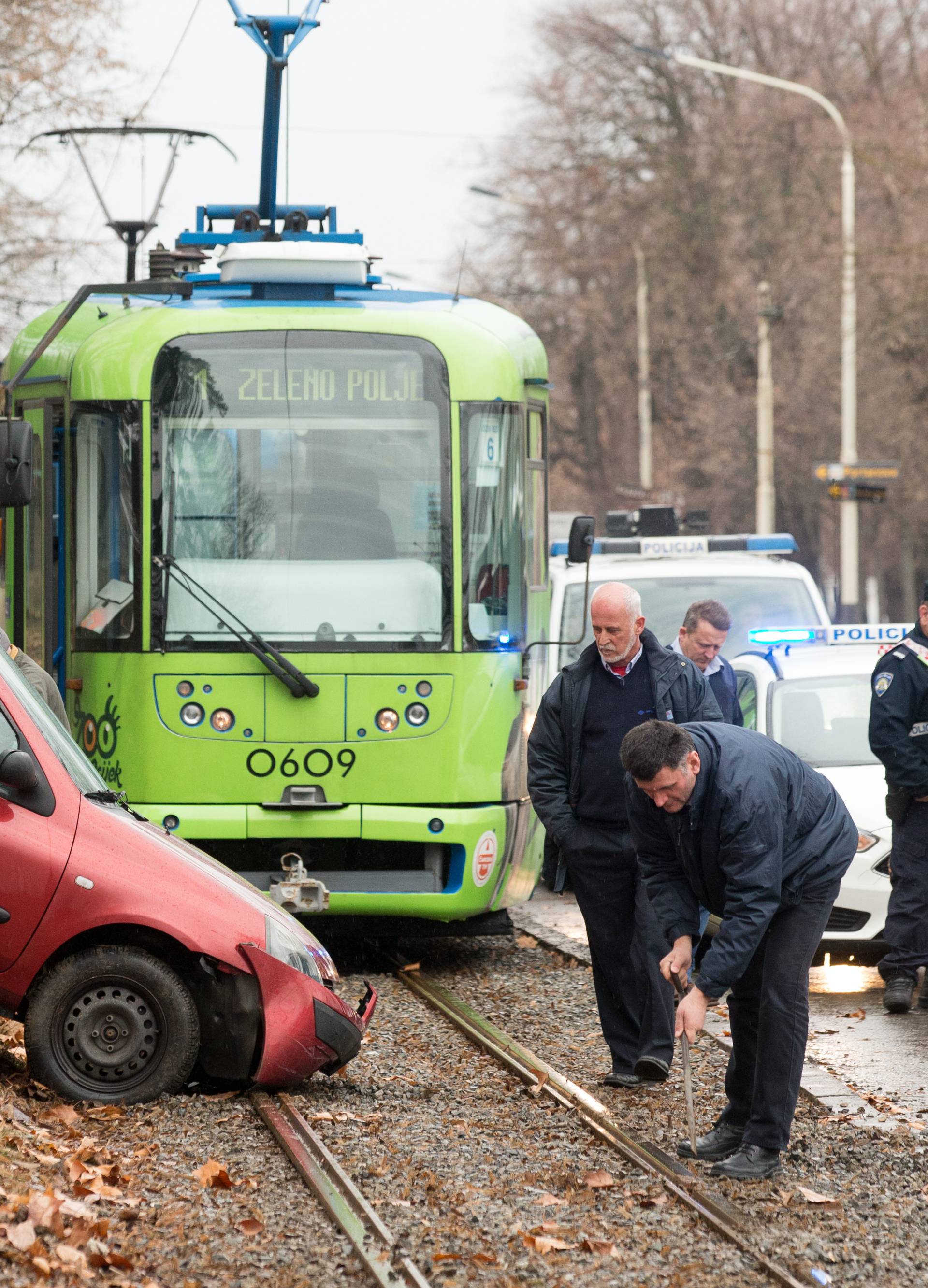 Osijek: Automobil "zalutao" niz padinu i blokirao tramvajski promet, nema ozlijeÄenih