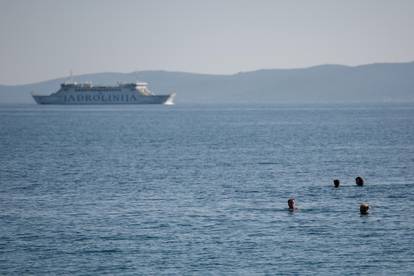 Zadar: Sunčan i ugodan dan uz more neki iskoristili i za kupanje