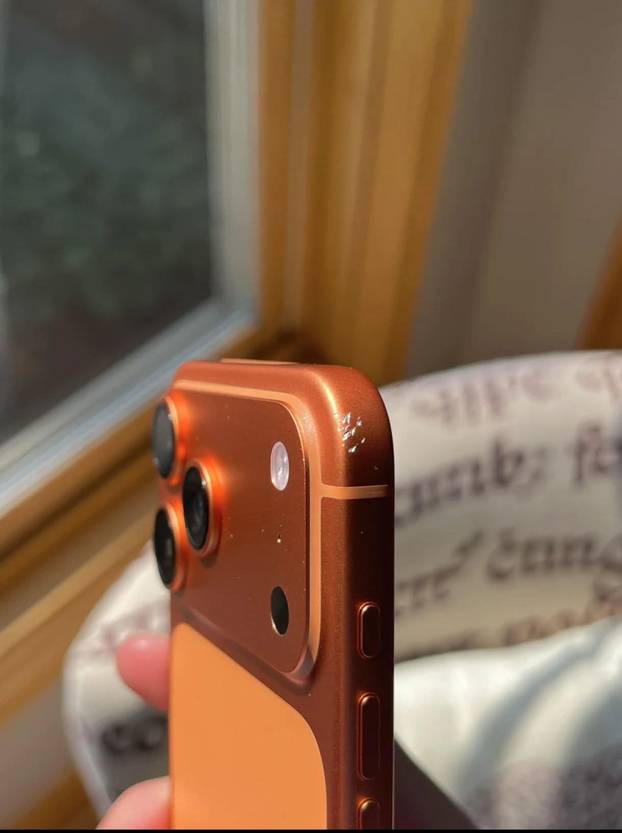 FOTO Korisnici novog iPhonea 17 bijesni: 'Ogrebe se u roku keks'