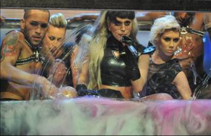 Lady GaGa odjenula pitonovu kožu sa Swarovski kristalima