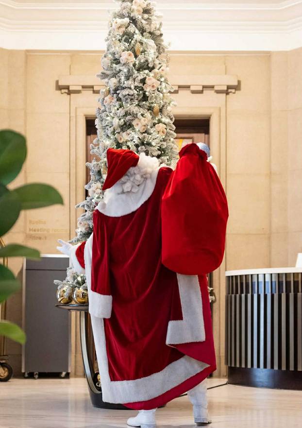 FOTO Šekoranjina blagdanska čarolija: Tihi dekor u izlozima i hotelima je pravi spektakl