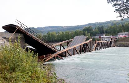 Nakon urušavanja mosta u Norveškoj, dva vozila upala su u rijeku. Uspjeli spasiti vozače