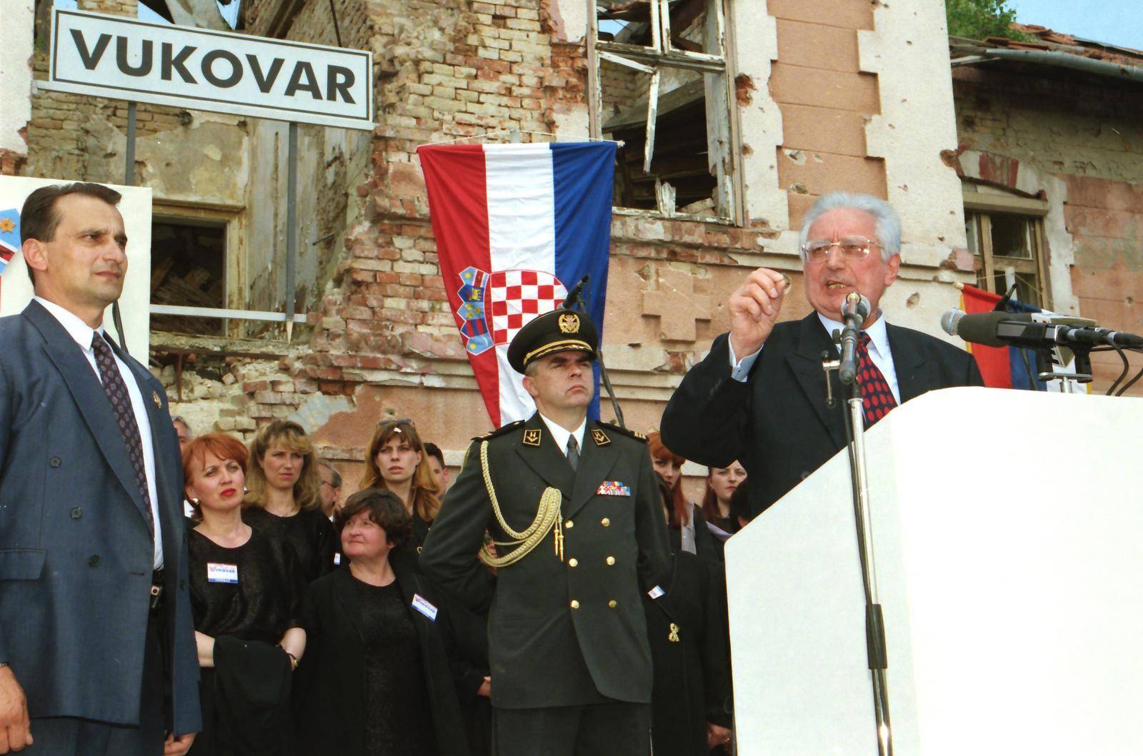Povratak u napaćeni grad heroj: Vlak mira krenuo je za Vukovar, pjevalo se i klicalo slobodi...