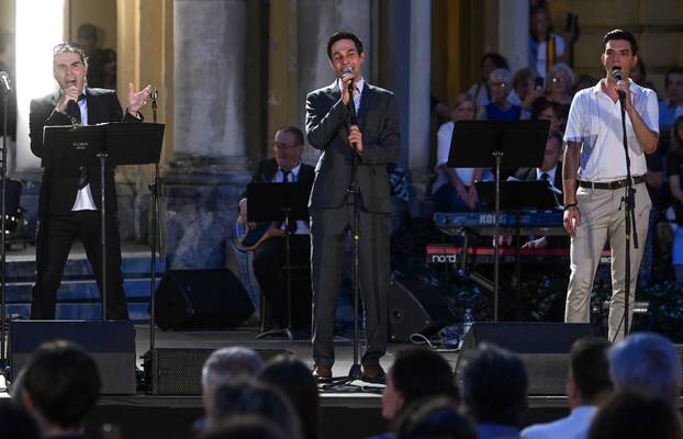 Zagreb:  Ispred HNK održan je Rock 'n' Roll koncert 