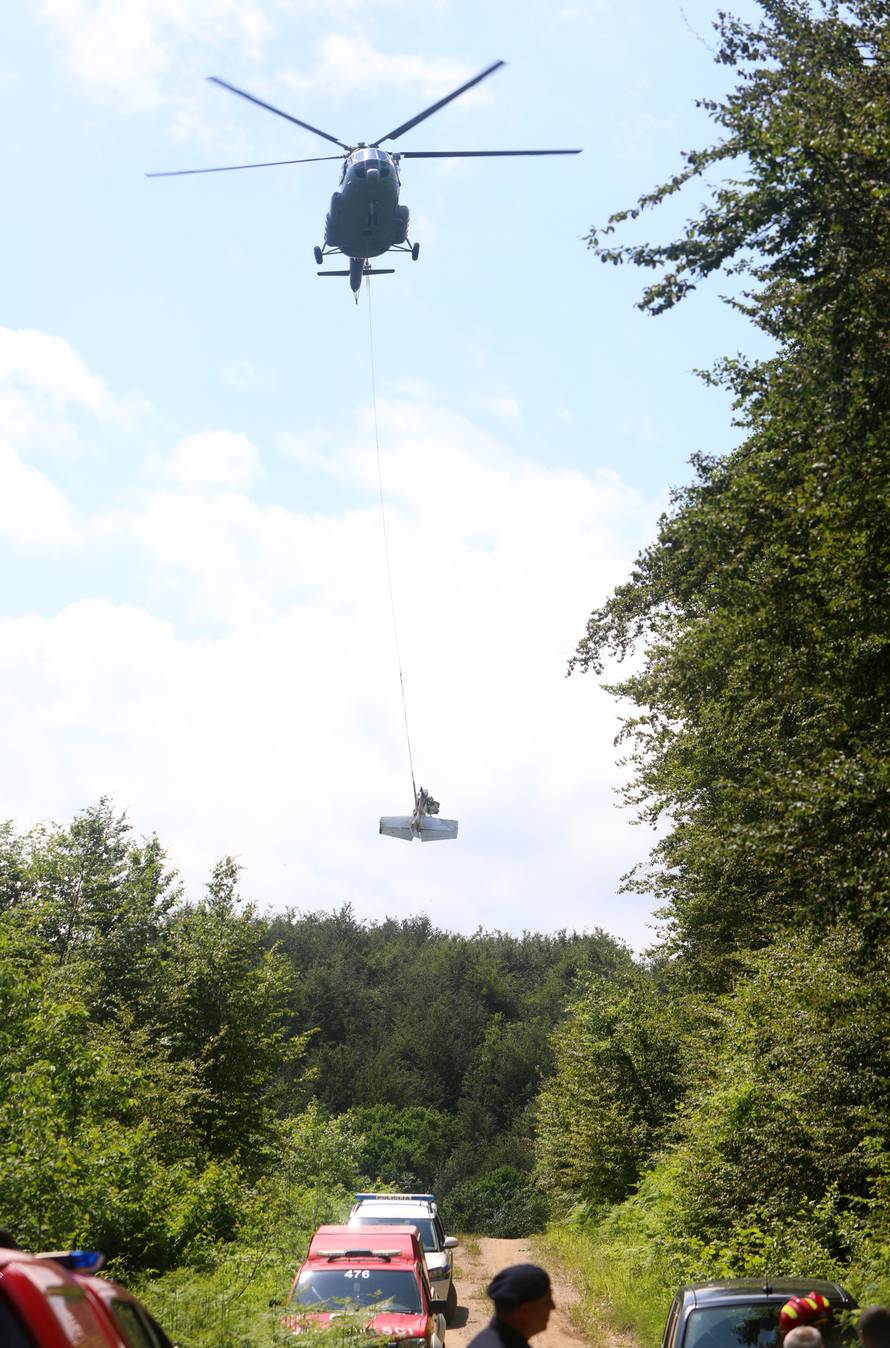 Helikopterom izvučeni dijelovi aviona u kojem su život izgubile četiri osobe