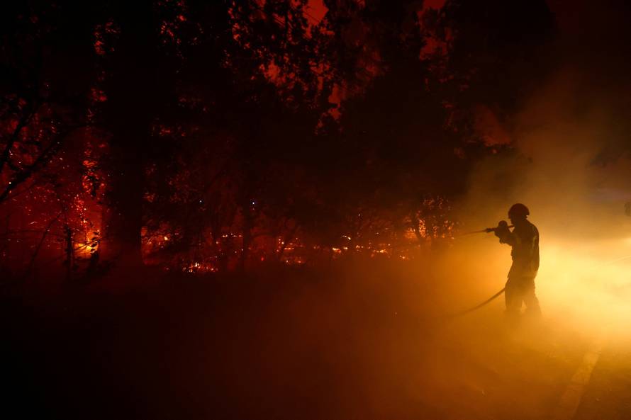 storyeditor/2026-07-24/2026-07-23t225255z-77685671-rc2xjmav7m47-rtrmadp-3-europe-weather-france-wildfire.jpg