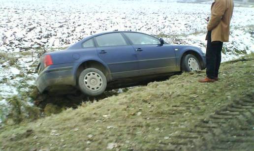 Pretjecao tročlanu obitelj pa sletio sa ceste u jarak