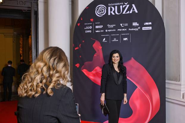 Zagreb: Uzvanici na dodjelu medijske nagrade "Večernjakova ruža" u Hrvatskom narodnom kazalištu