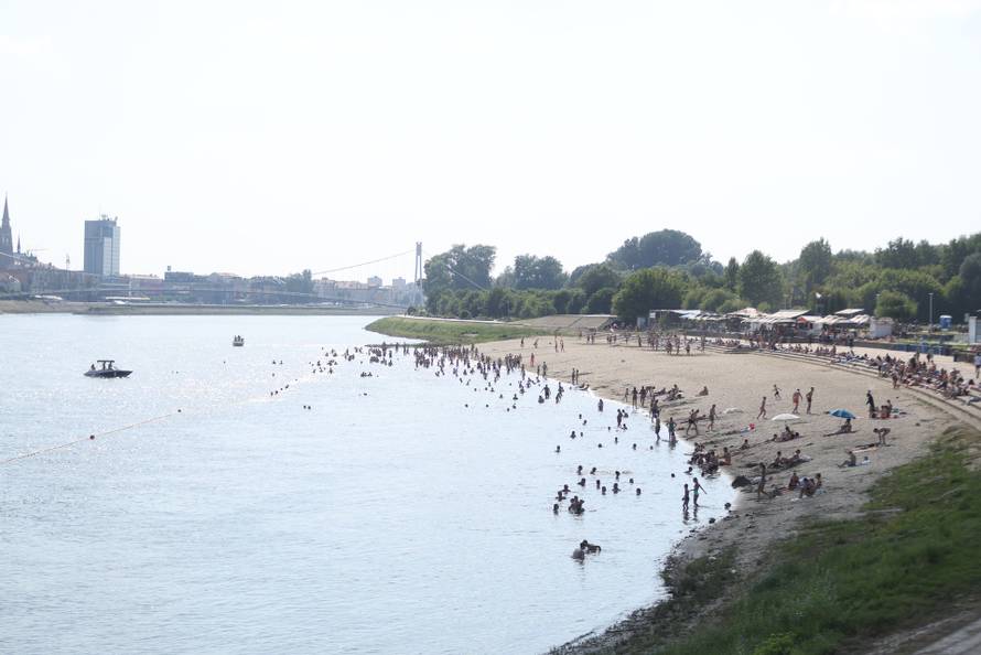 Osijek: Velika temperature je natjerala građane da potraže rashlađenje na Dravi