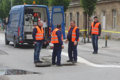 Zbog obilnih kiša došlo je do ulegnuća ceste u središtu Karlovca