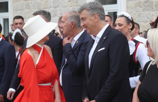 Sinj: Visoki drzavni uzvanici na prijemu u alkarskim dvorima povodom 310. Sinjske alke