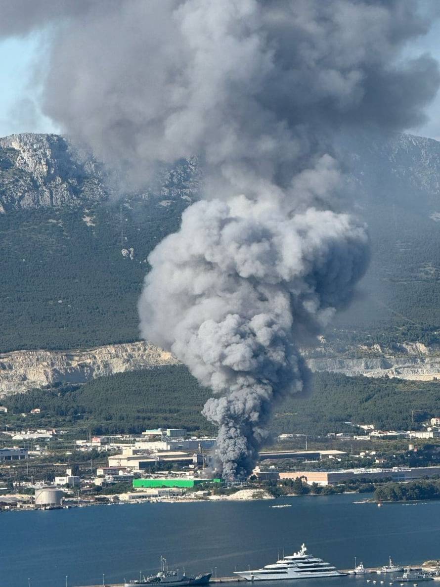 FOTO Požar u Kaštel Sućurcu još nisu proglasili ugašenim, rade na sanaciji. Šteta će biti velika?