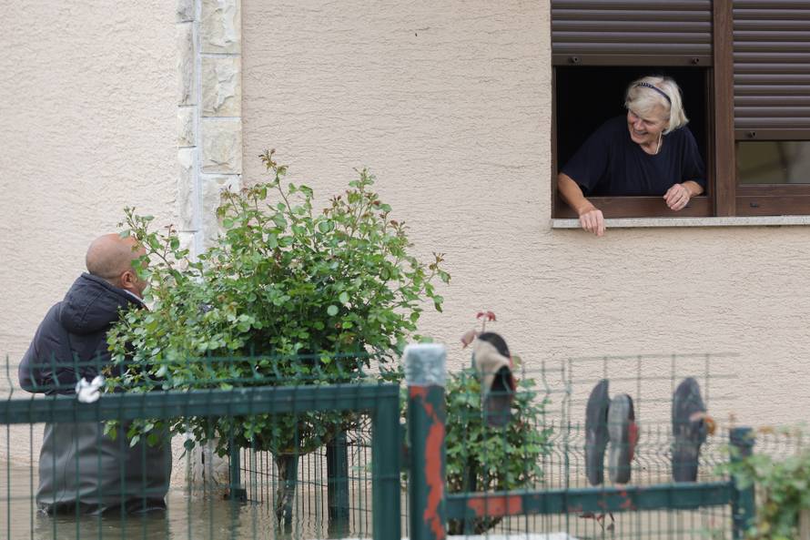 Karlovac: Vatrogasci i Crveni križ dostavljaju kruh građanima koji su u svojim kućama