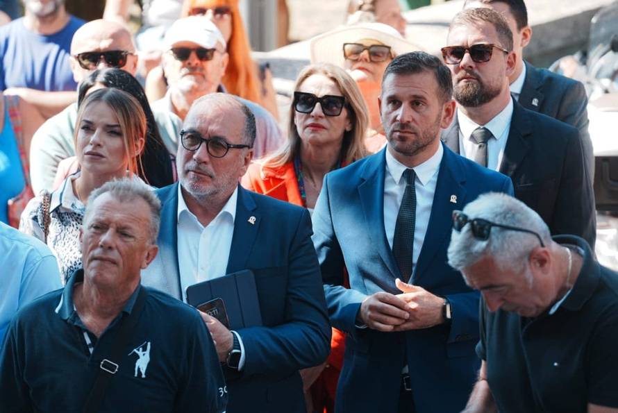 FOTO Započela treća Sjednica Gradskog vijeća u Splitu, pred zgradom se okupili prosvjednici