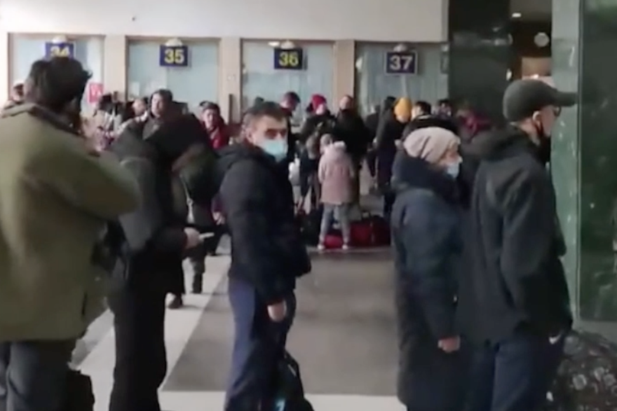 Građani Kijeva u redovima kako bi kupili karte u svrhu bijega iz grada