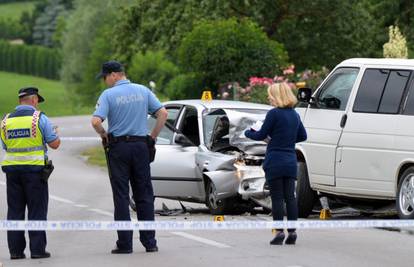Sudar kombija i auta: Jedna osoba mrtva, dvije ozlijeđene