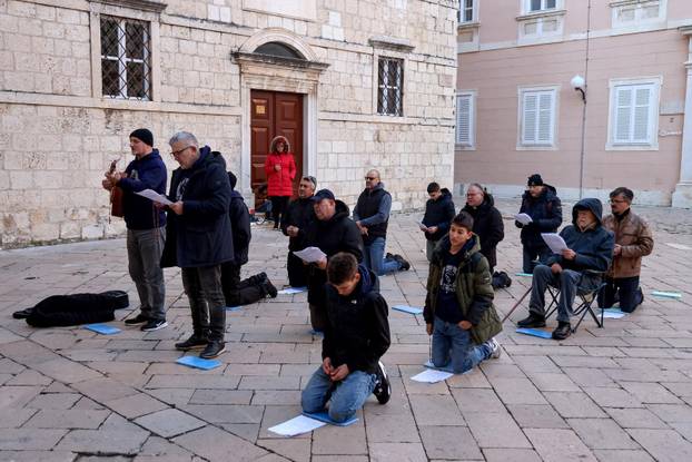 Zadar: Molitelji ispred katedrale sv. Stošije