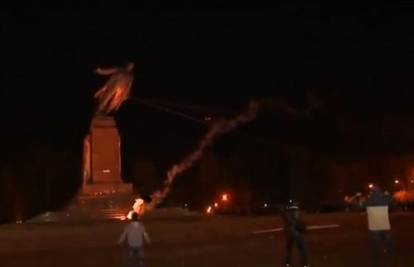Ukrajinski nacionalisti srušili Lenjinov kip u centru Harkiva 