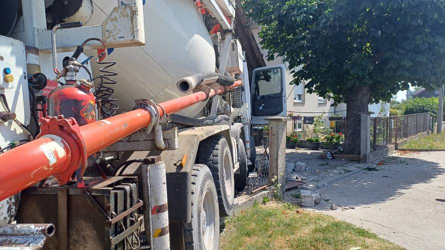 GALERIJA Pogledajte kako je kamion doslovno razvalio kuću