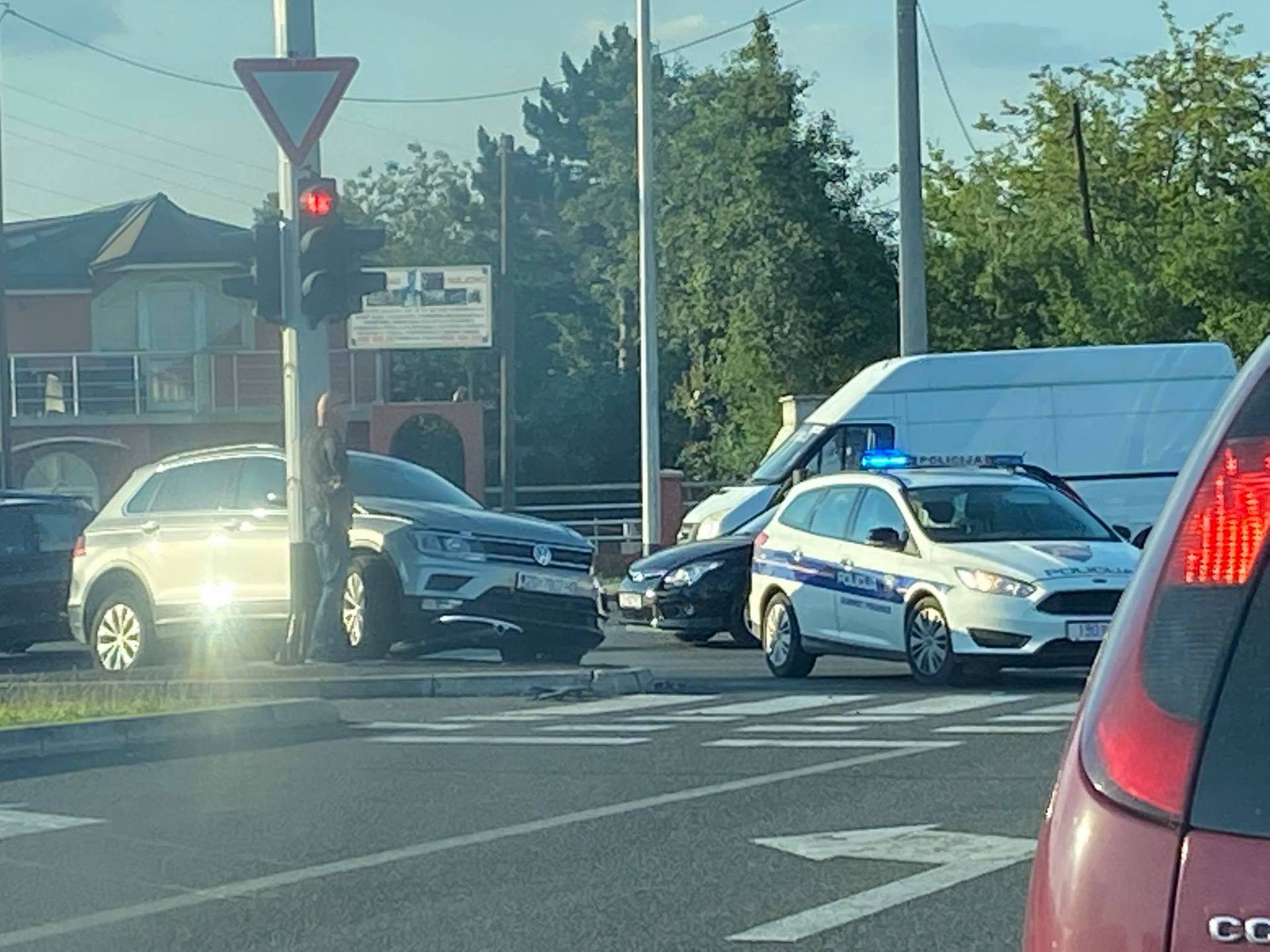 Sudar automobila u Sesvetama: Zbog udarca se zabio u rasvjetu