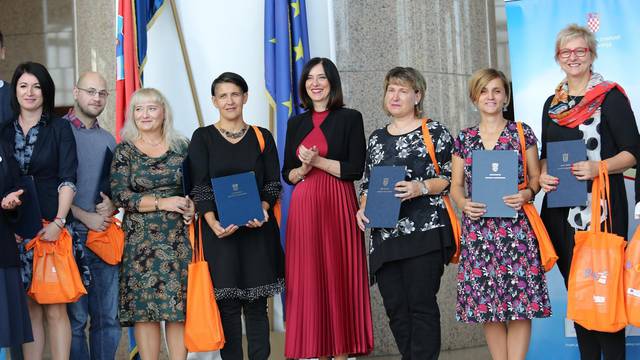 Zagreb: BlaÅ¾enka Divjak uruÄila nagrade najboljim odgojno-obrazovnim djelatnicima
