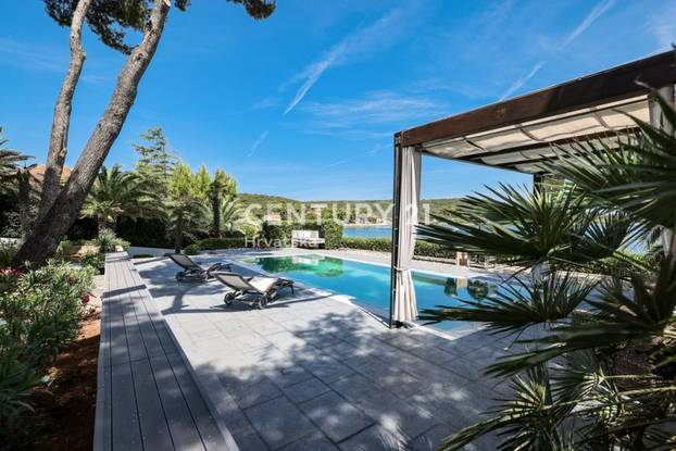 FOTO Vila na Dugom otoku je prvi red do mora i ima bazen! Pogodite za koliko se prodaje