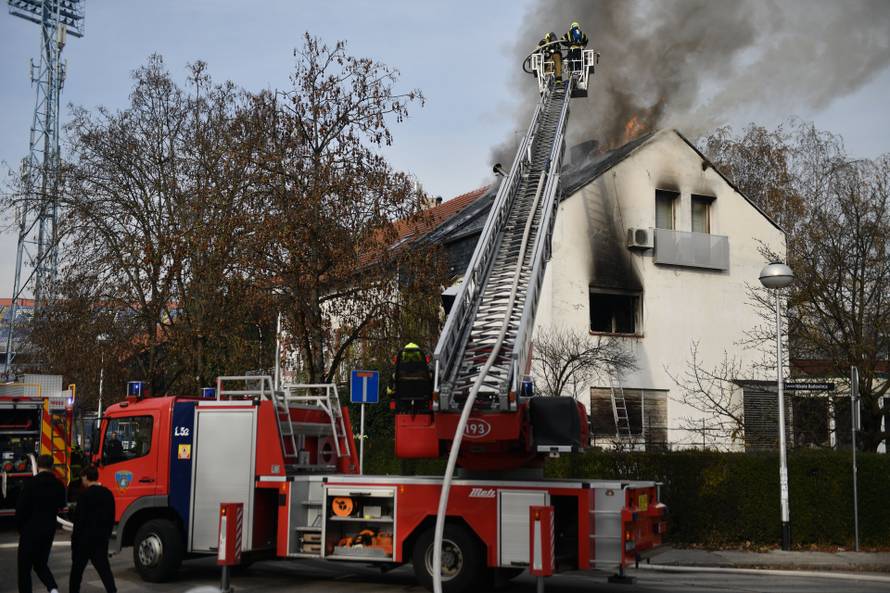 Zagreb: Vatrogasci gase požar na obiteljskoj kući u Maksimiru