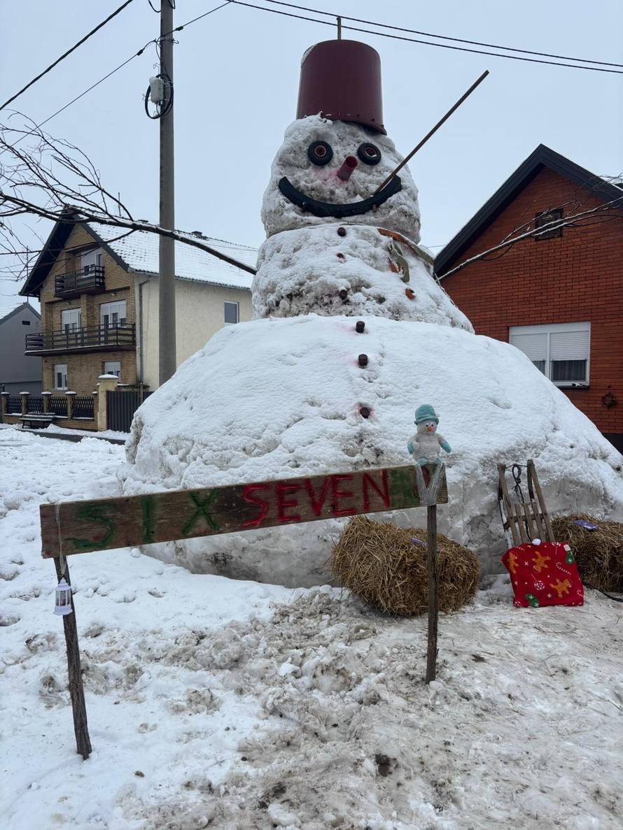 VIDEO Zimske radosti u Bijelom Brdu: 'Snješka od gotovo sedam metara gradili smo devet sati'