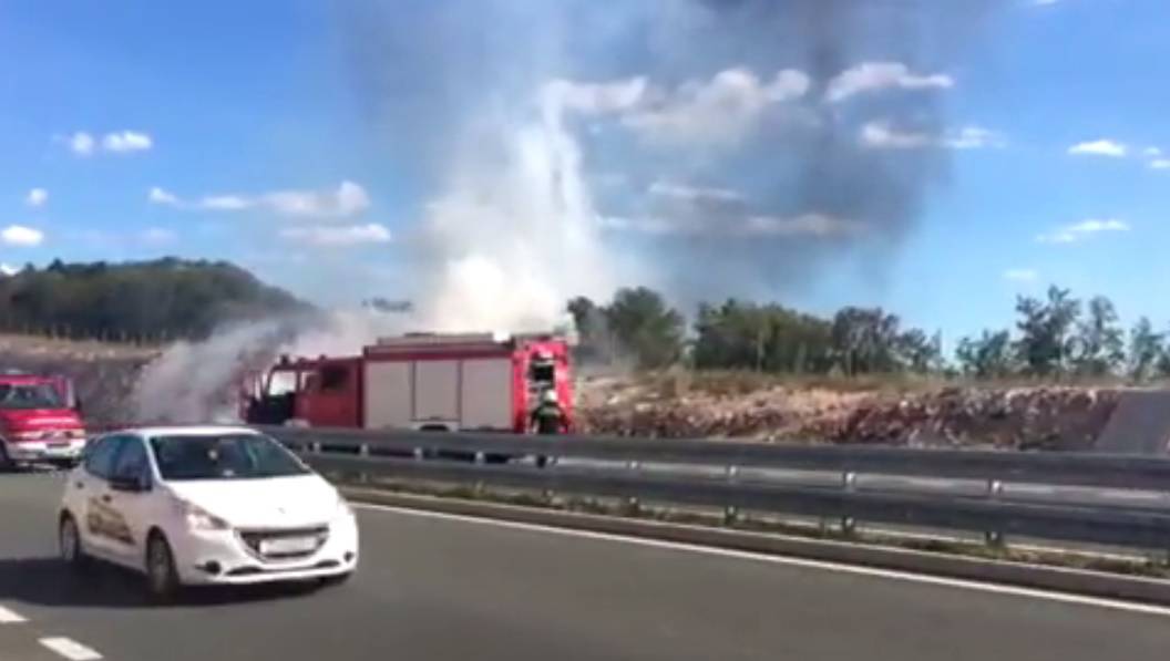 Zapalio se auto na obilaznici iznad Bakra, nema ozlijeđenih