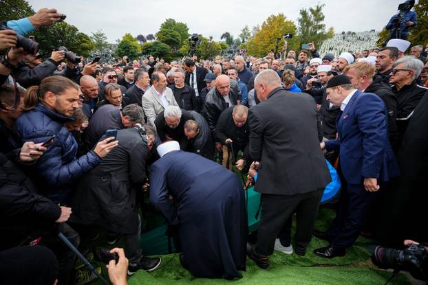 Sarajevo: Posljednji ispraćaj Halida Bešlića na gradskom groblju Bare
