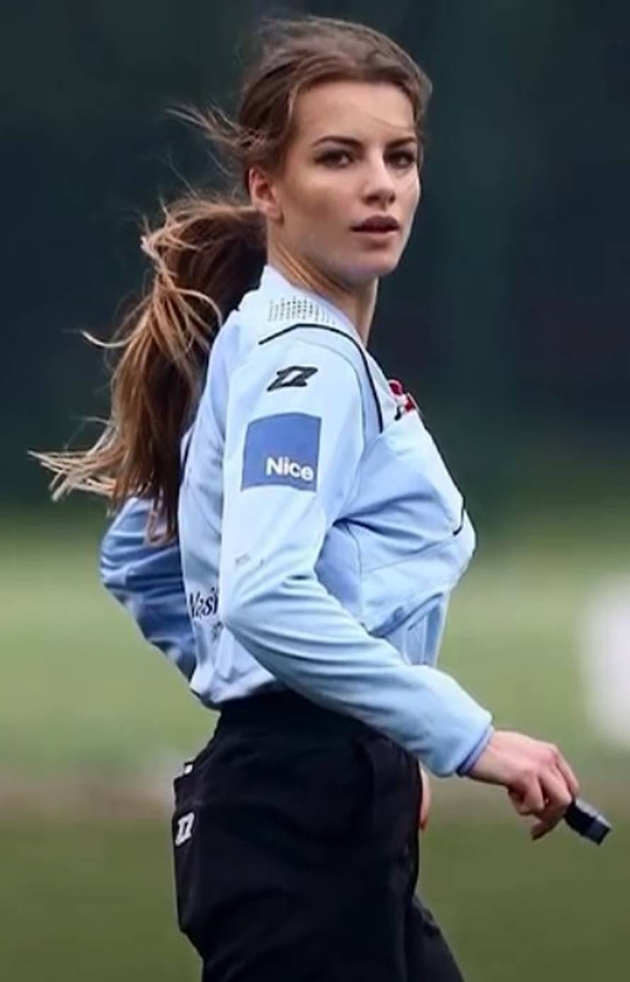 Najseksi sutkinja vratila se na teren: 19 godina starijeg muža upoznala na utakmici - Hajduka