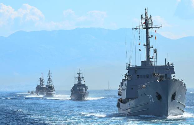 Split: Vježba Hrvatske ratne mornarice za vojni mimoplov