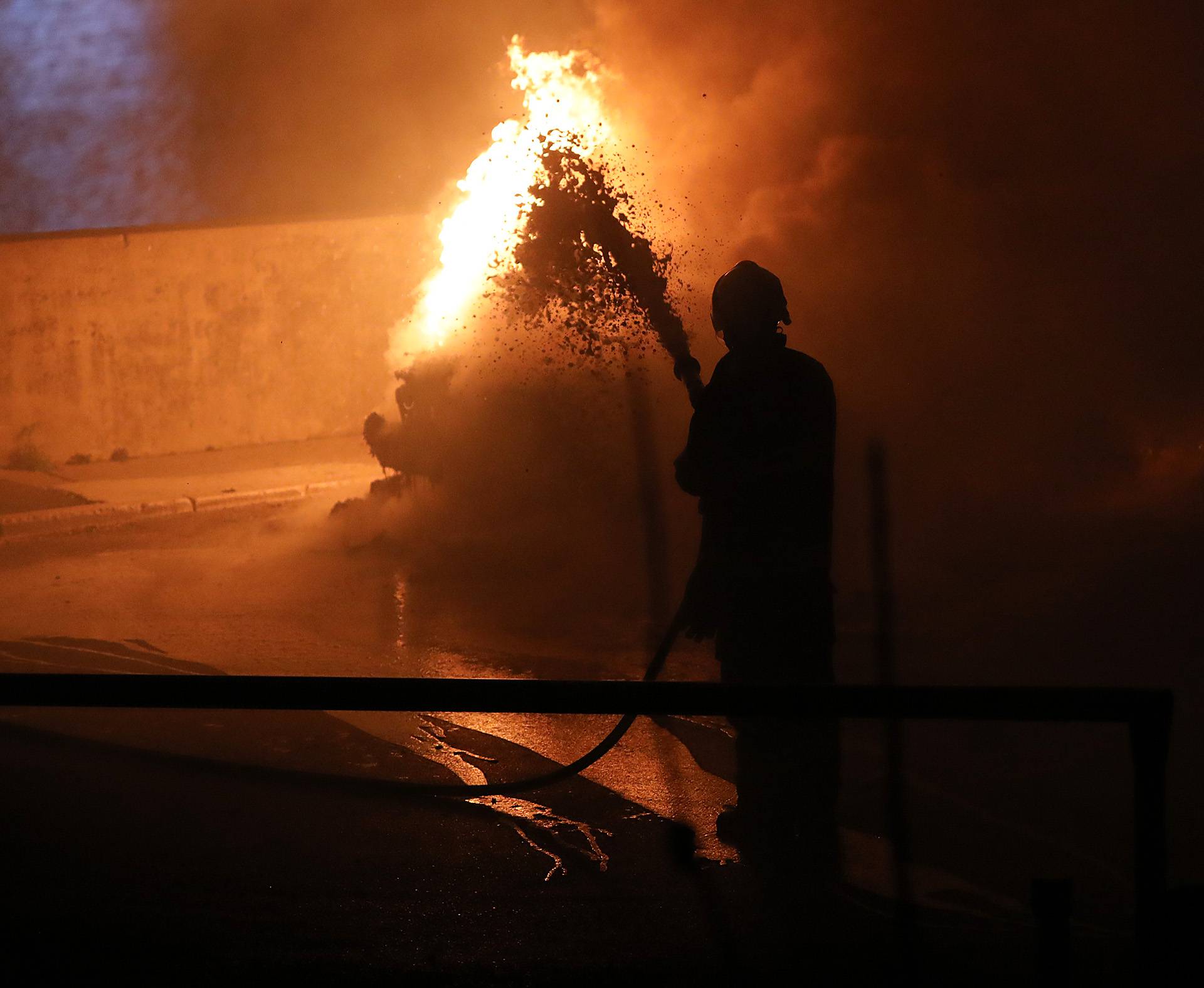 Buktinja kod zadarskih zidina: U noći izgorio luksuzni BMW