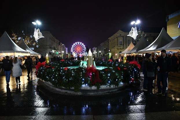 FOTO Advent u Slavonskom Brodu: Dvije lokacije, nove atrakcije i nezaboravni doživljaji