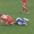 VIDEO D&zcaron;eko ostao le&zcaron;ati nakon sudara, krvav morao van iz igre