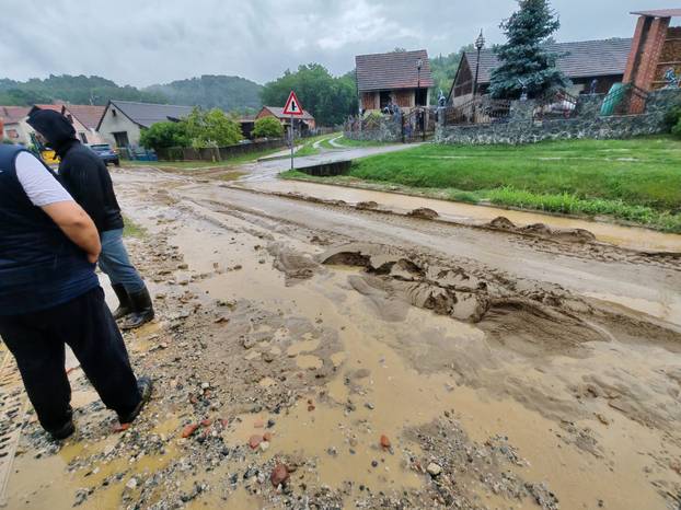FOTO Ovo su posljedice oluje na sjeveru Hrvatske: Poplavljene ulice,  sve službe izašle na teren