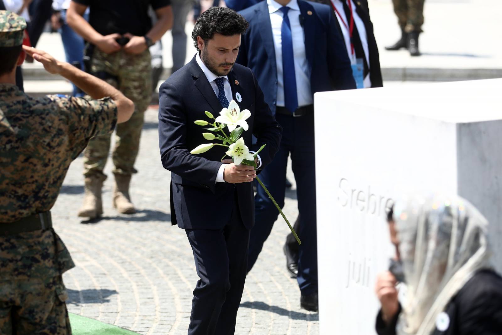 Brojne delegacije položile cvijeće u znak sjećanja na ubijene u genocidu u Srebrenici