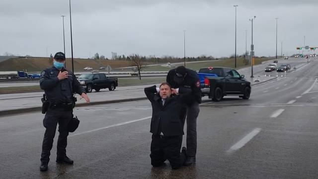 VIDEO Policajcima vikao da su nacisti, kanadskog pastora na ulici uhitili zbog kršenja mjera