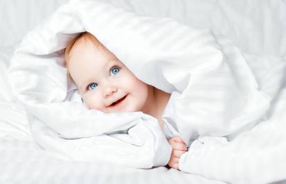 Kada se bebe počinju smijati? Prepoznajte razliku između nesvjesnog osmijeha i pravog
