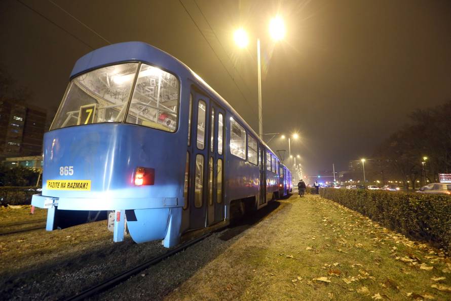 U Zagrebu tramvaj naletio na ženu dok je pretrčavala prugu