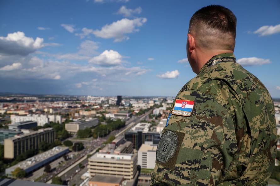 Zagreb: Pogled s visine na svečani vojni mimohod u povodu 30 godina VRO Oluja