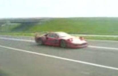 Ferrari projurio sa 250 km/h pored policajaca 