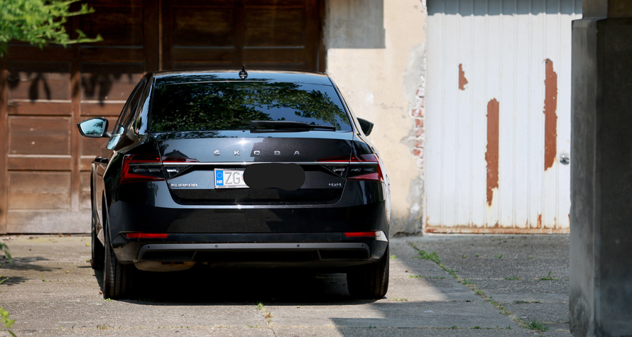 Škorić je nakon prvog uhićenja mogao koristiti službenu Škodu. Jedna je u njegovom dvorištu