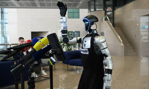 Nije &scaron;ala! Robot dao izjave nakon  sastanka u Vladi!