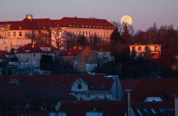 Pun mjesec iznad Zagreba