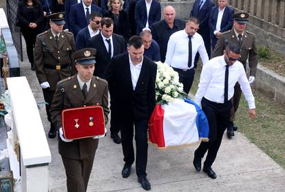 FOTO Posljednji ispraćaj Ante Ćorušića na groblju u Lovreću