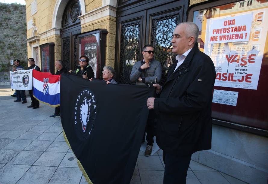 Policija izbacila HSP-ovce koji su ometali Frljićevu predstavu